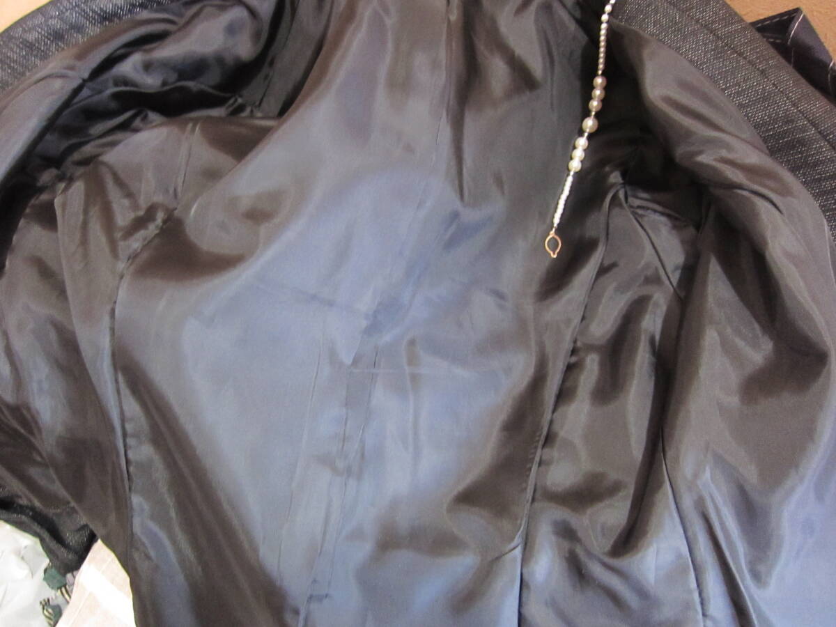 美品 イオン トップバリュ TOPVALU レディース 9号 ネックレス付 セットアップ スーツ ジャケット スカート 結婚式 衣装 黒ラメ系 タ1107_画像7