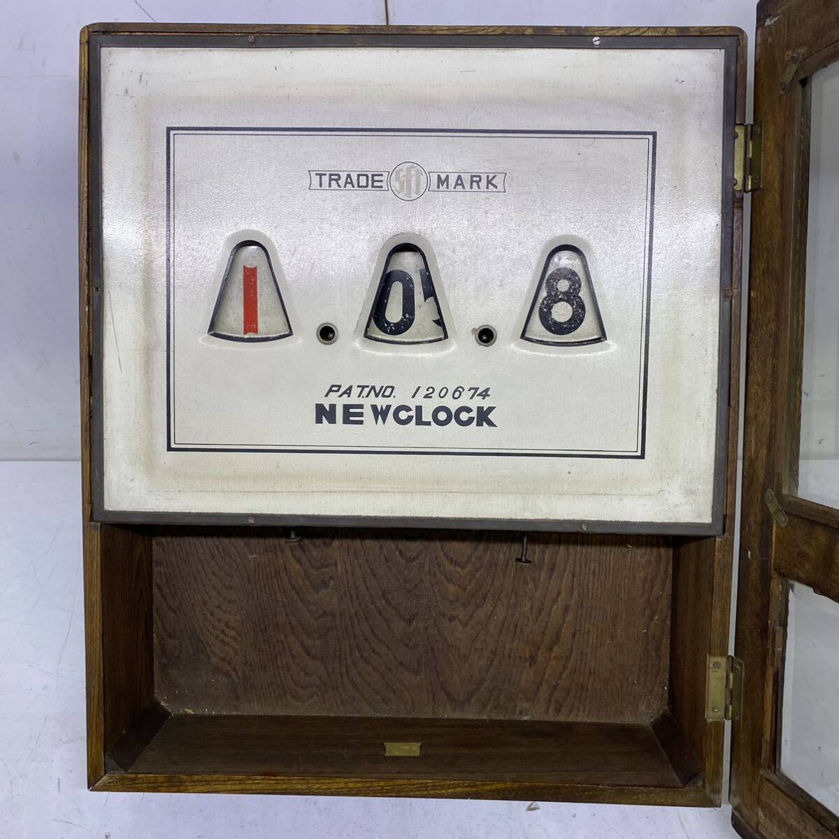 ♪ 希少 レア 大正末期～昭和 ゼンマイ式デジタル掛け時計 年代物 TRADE MARK NEWCLOCK ニュークロック 振り子時計 数字時計 アンティーク の画像2