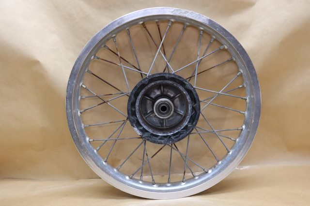 スズキ RA125 SF13A リアホイール 18×2.15 S218-74の画像1