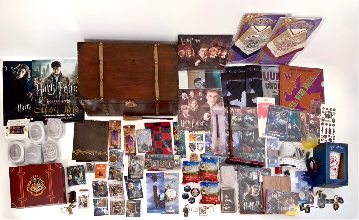 ハリーポッター Harry Potter グッズ大量まとめ売り 木箱いっぱいのグッズセット 腕時計 杖 小物 ステッカー 文具等【現状品】の画像1