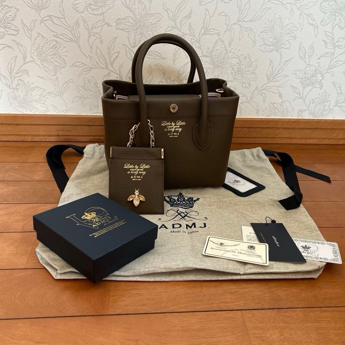 極美品【ADMJ】スワロフスキー 牛革 定番 トートバッグ トープ 最終値下げ 新品 タグ付き ADMJ キューブバッグ チャームパス
