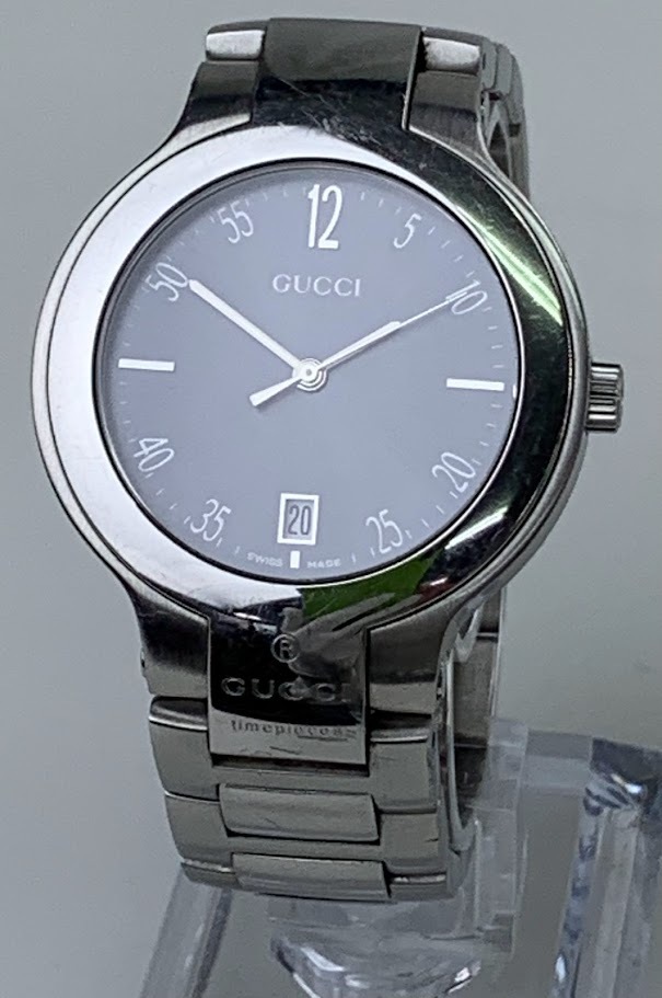 【1円出品】K2566 GUCCI グッチ 8900M 黒文字盤 クオーツ QZ 3針 デイト アナログ SS メンズ腕時計 時計 現状不動品_画像2