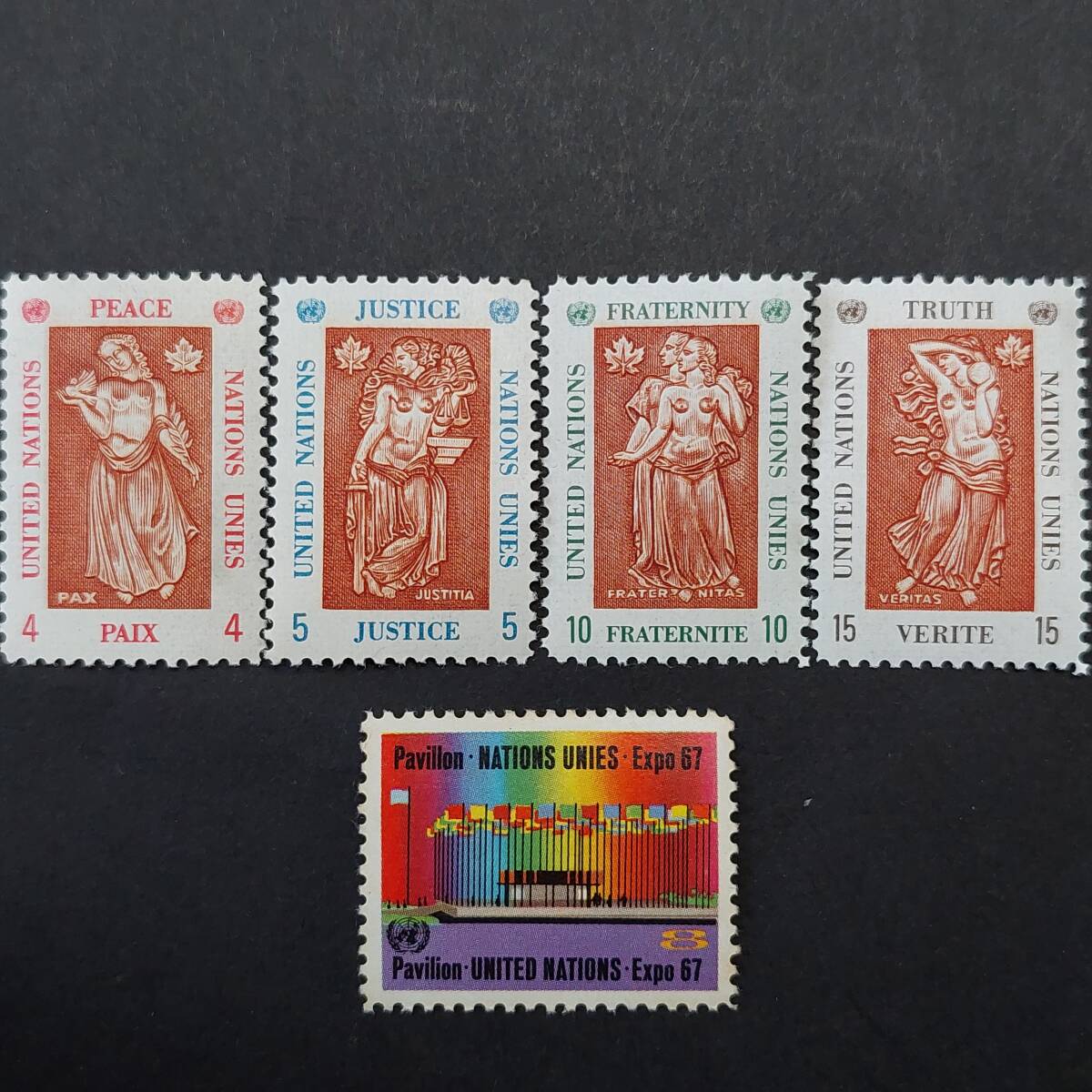 J296 国連切手「EXPO 67 リリース特別切手5種完」「アーネスト・コーミエ作ニューヨーク国連本部ビルのドアパネル」1967年発行 未使用の画像1