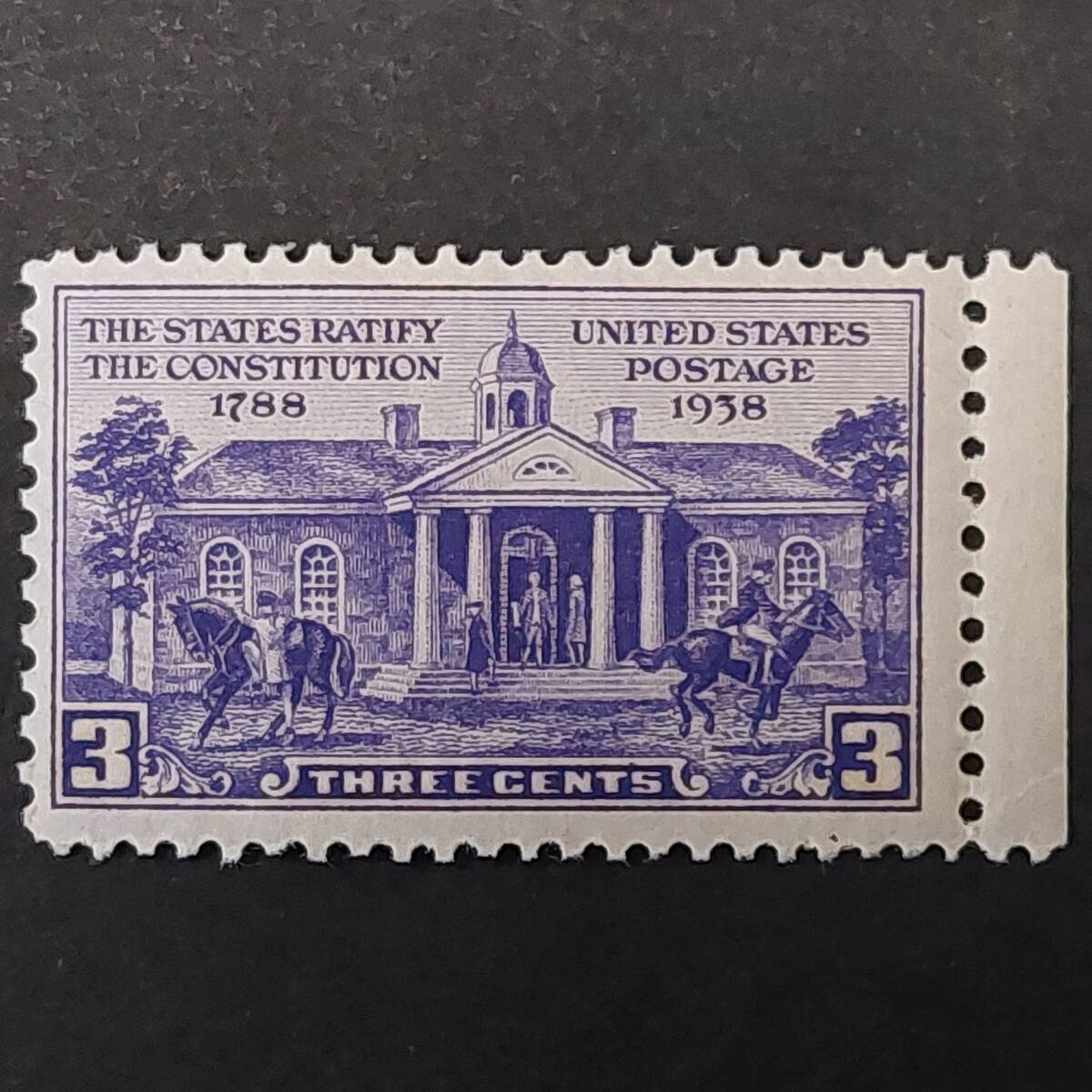 J294 アメリカ切手「憲法批准150周年記念切手」「バージニア州ウィリアムズバーグの旧裁判所と批准ニュースを伝える騎手」1938年　未使用_画像1