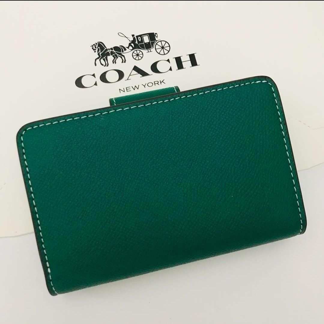 COACH コーチ 二つ折り財布 レディースのグリーン色新品財布 おすすめ 