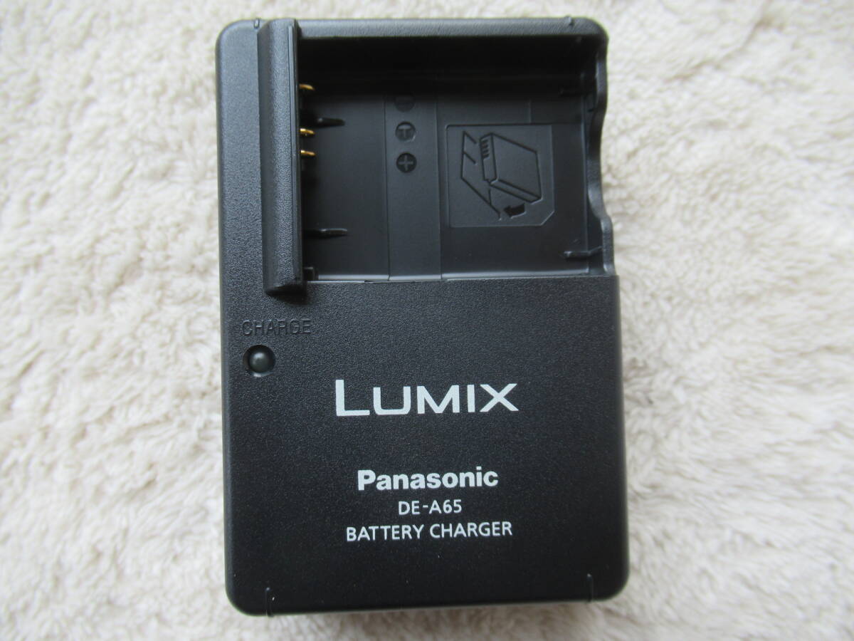 美品 Panasonic LUMIX DE-A65 パナソニック バッテリーチャージャー バッテリー充電器 純正品 DE-A65A の画像1