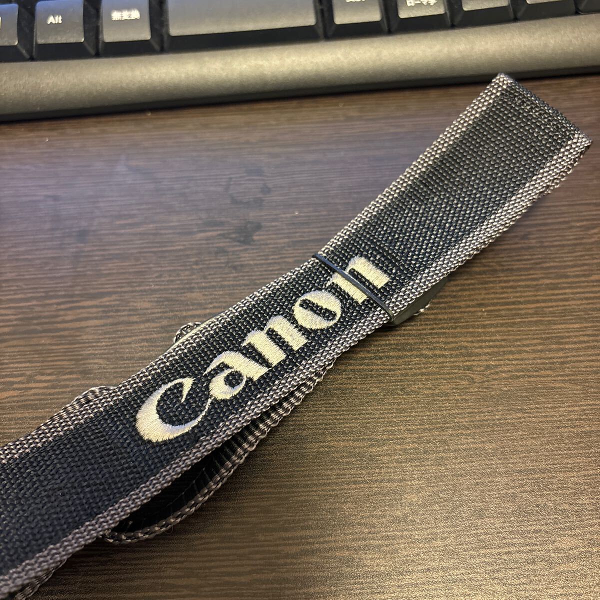 【送料無料】Canon キヤノン 刺繍文字 黒色×グレー×白色(シルバー) カメラ ストラップ_画像2