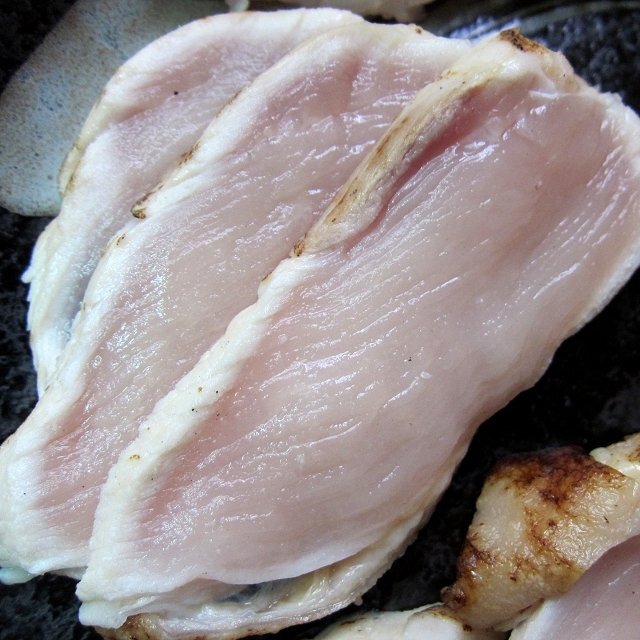 旨味の強い、炙り「鶏刺し、ムネ肉500g位」国産、長期飼育で味の濃い熟鶏を使用　-鶏タタキ-_画像3
