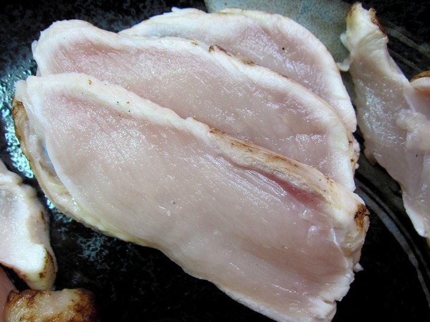 旨味の強い、炙り「鶏刺し、ムネ肉500g位」国産、長期飼育で味の濃い熟鶏を使用　-鶏タタキ-_画像9