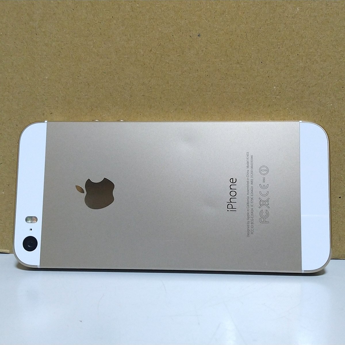 背面凹有り 送料無料 au Apple iPhone5s 16GB ME334J/A A1453 ゴールド 白ロム ネットワーク利用制限○ 充電回数60回以下 必ず内容確認_背面うっすら凹み２箇所あり