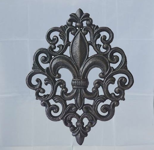 フルール・ド・リス　百合の紋章　エンブレム　　ヨーロッパインテリア　壁掛けオブジェ　置物　装飾飾り　王家の紋章
