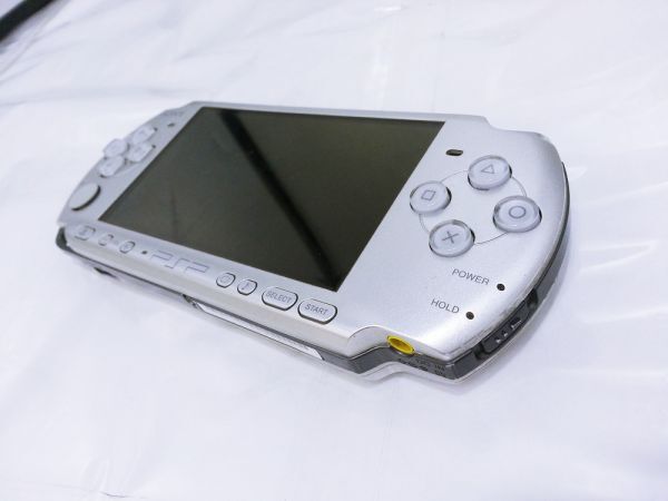 00571 【ジャンク品】SONY PSP-3000 メタリックシルバー バッテリー無し 動作確認済 やや傷汚れあり 画面内部チリあり_画像4