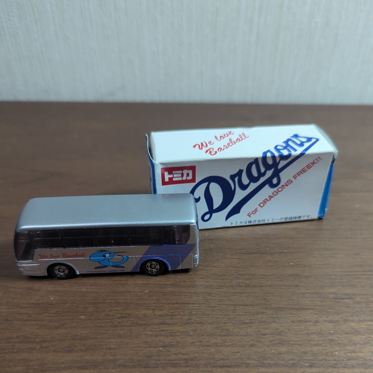 ミニカー 1/156 三菱FUSO エアロクィーン 中日ドラゴンズバス (シルバー×ブルー) 「トミカ No.1001」_画像1