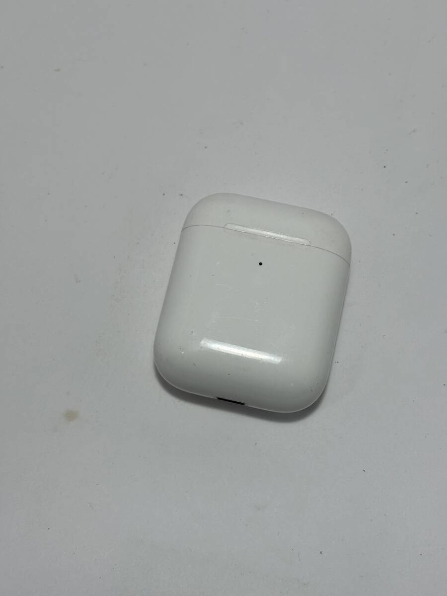 Apple アップル Airpods 第二世代 A1938 充電ケース Bluetooth ワイヤレス イヤホン イヤフォン USED 中古 (R601-C35の画像1