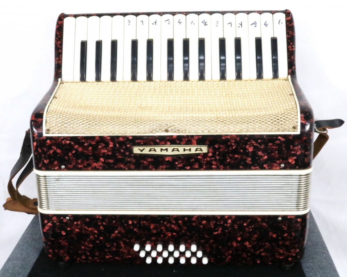 【ト滝】YAMAHA ヤマハ アコーディオン 8905 Steel Reeds Accordion 鍵盤楽器 レッド 赤 18ベース 30鍵盤 DE937DEW55の画像1