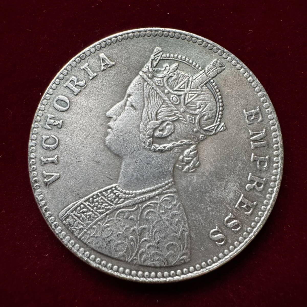 イギリス 硬貨 古銭 ヴィクトリア女王 1886年 イギリス領インド 初代インド皇帝 1ルピー コイン 銀貨 外国古銭 海外硬貨_画像1