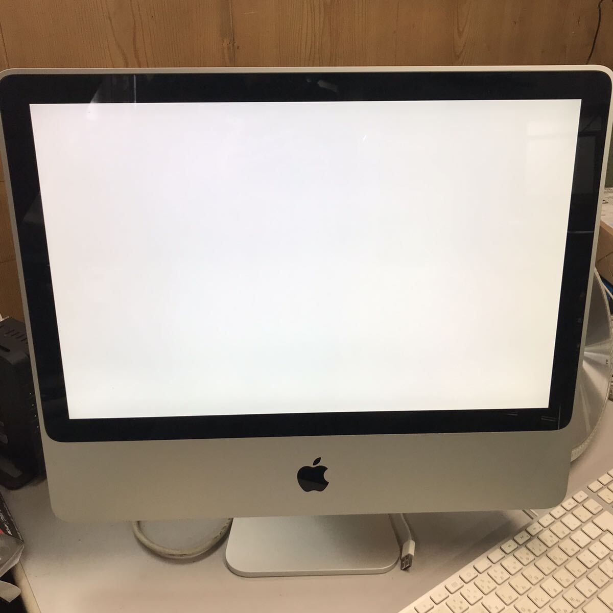 Apple アップル iMac モデルA1224 モニター デスクトップPC ジャンク品 電源 モニター起動済み キーボード A1243 動作未確認の画像3