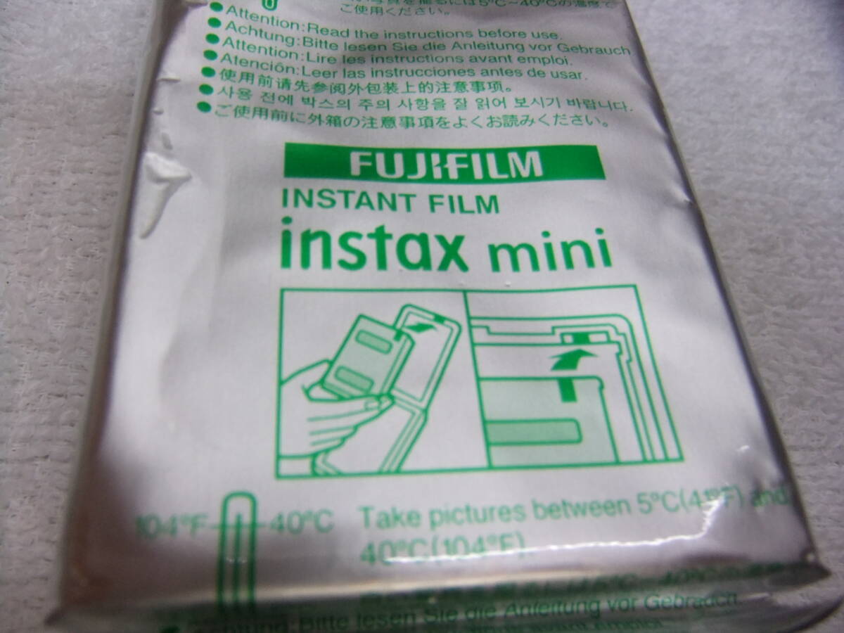 FUJIFILM フジフィルム インスタントフィルム チェキ instax mini 10枚撮り 現状品 動作未確認 期限切れ 2020年5月 送料140円_画像2