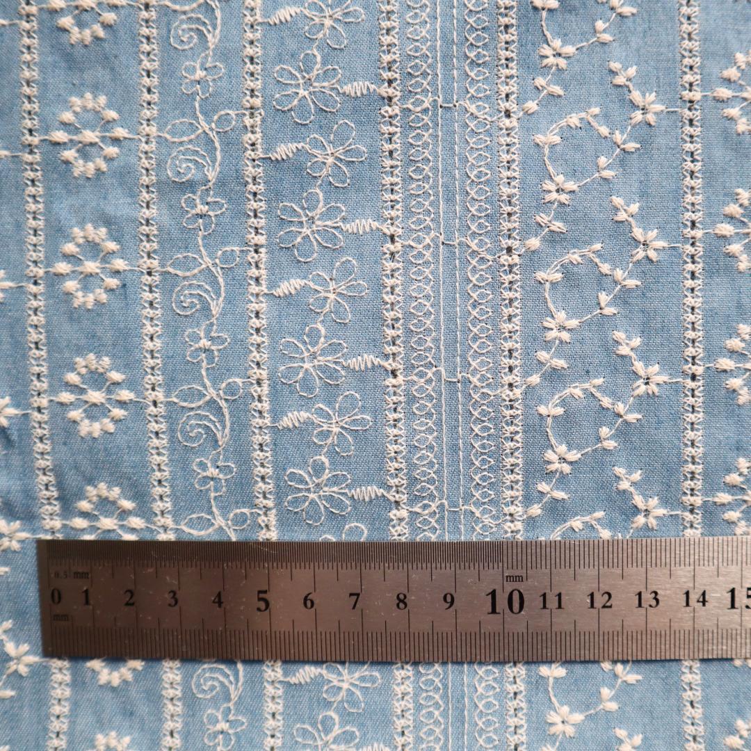 S10 デニム調　刺繍生地 コットン100％ 薄手 布 刺しゅう150㎝×50㎝_画像9