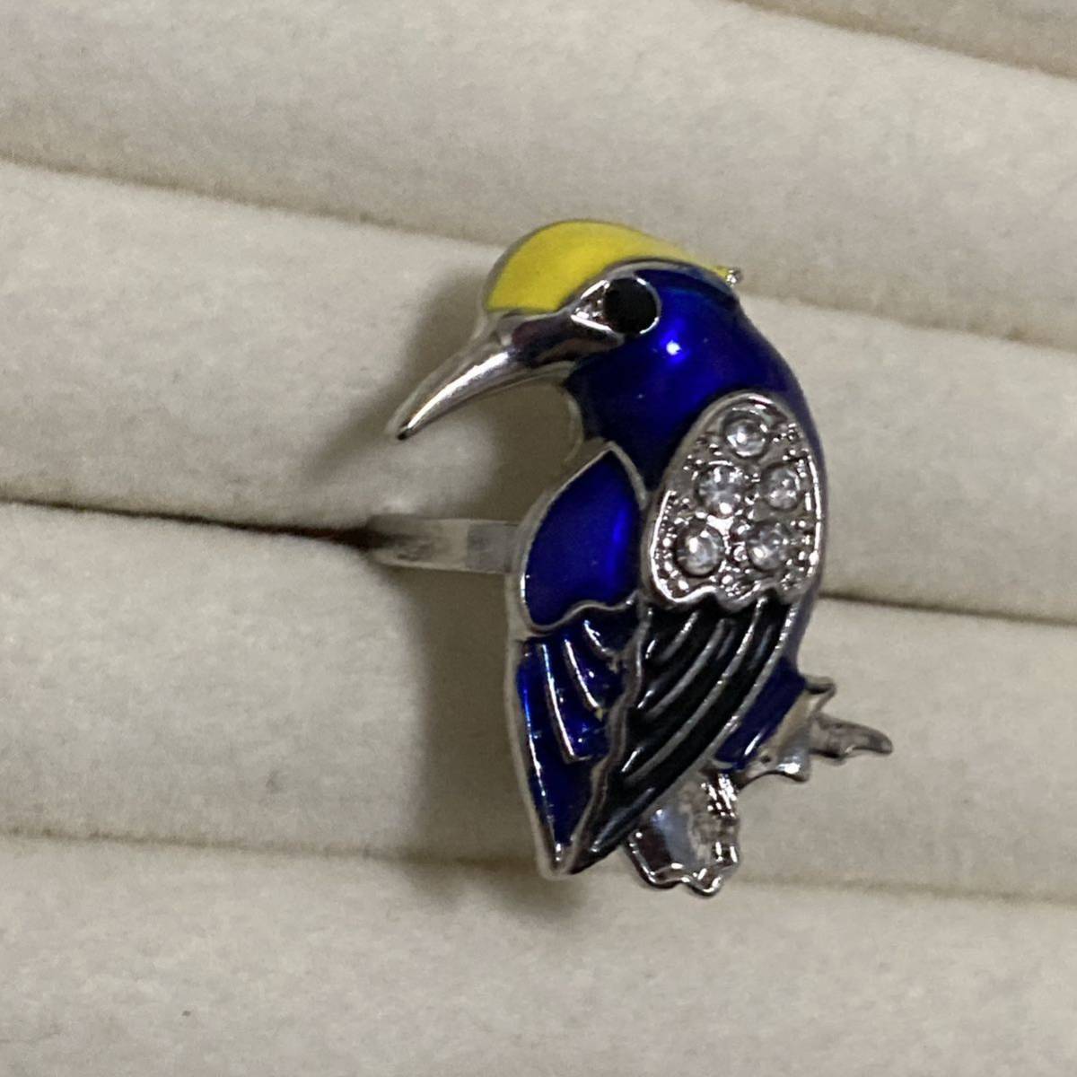 新品 青い鳥の指輪　ラインストーン　南国鳥　ハワイ　幸せの青い鳥　15号前後 おしゃれ　動物デザイン　コレクション　ブローチ風　_画像3