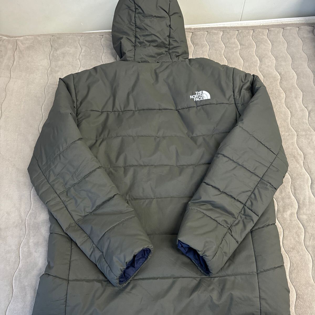 送料無料! 美品! ザ ノース フェイス THE NORTH FACE Reversible Anytime Insulated Hoodie ニュートープ×TNFネイビー XLの画像2