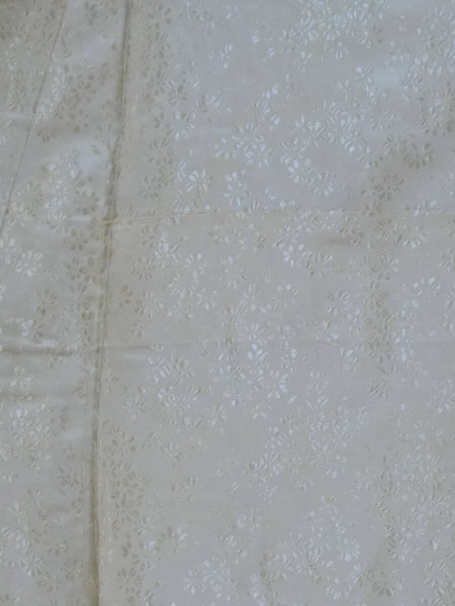 【Q0586】Ａアンティークお仕立て上がり正絹振袖 薄ベージュ地に菊模様 刺繍入りの画像9