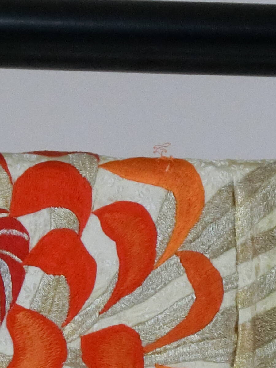 【Q0586】Ａアンティークお仕立て上がり正絹振袖 薄ベージュ地に菊模様 刺繍入りの画像3