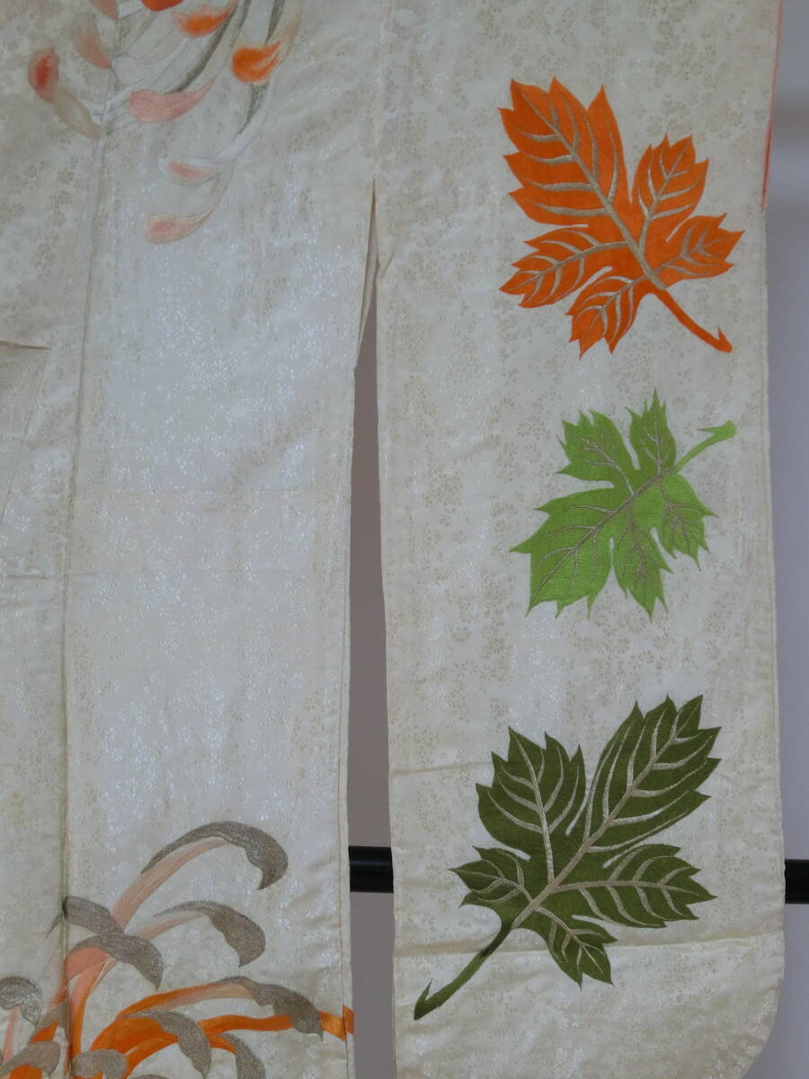 【Q0586】Ａアンティークお仕立て上がり正絹振袖 薄ベージュ地に菊模様 刺繍入りの画像10