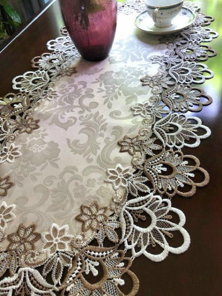 ジャガード織りの模様 テーブルセンター40X85ｃｍ テーブルコーディネート 周りは総レース刺繍の画像2