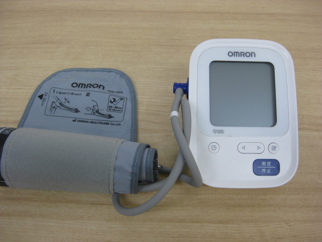 OMRON オムロン 上腕式血圧計 HCR-7104 自動電子血圧計 直接引取（東大阪）歓迎_画像2