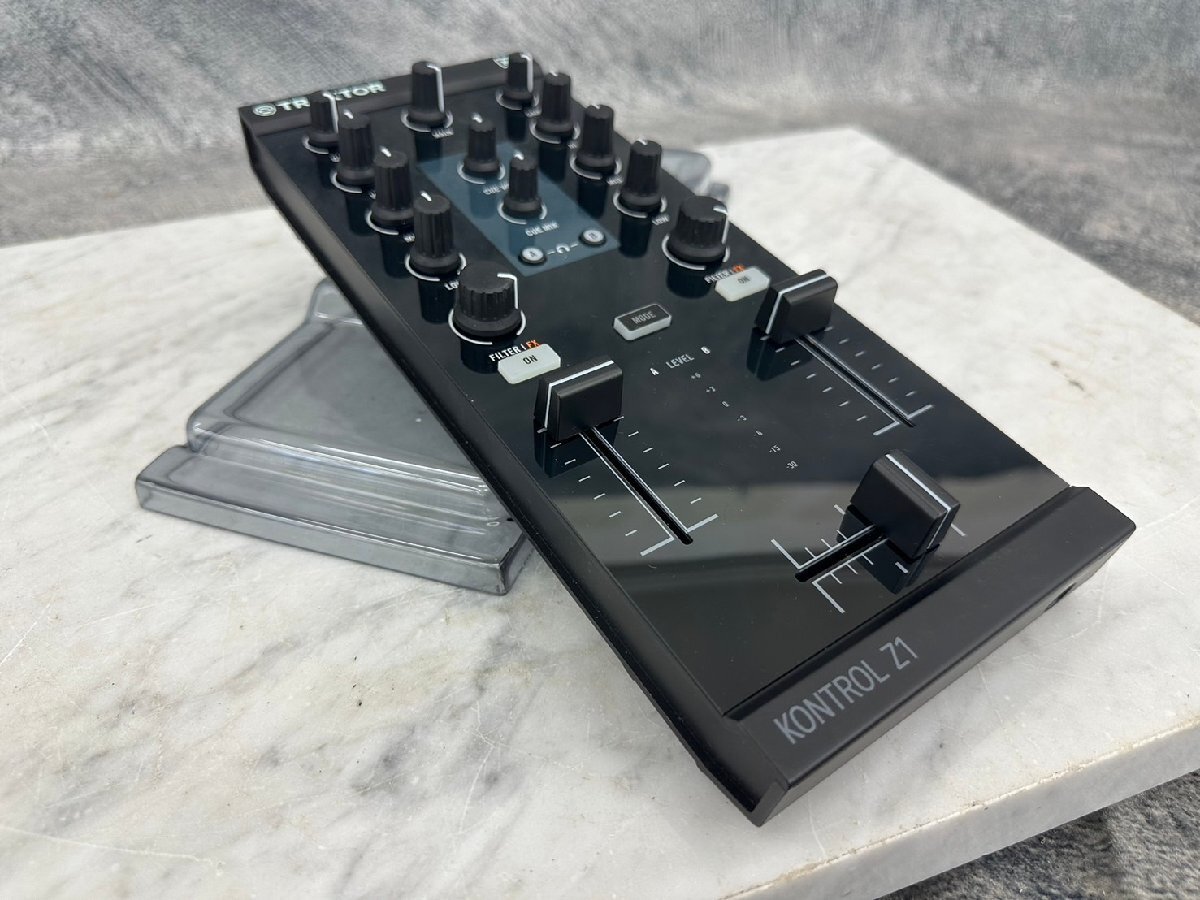 □t1332　現状品★Native Instruments　TRAKTOR KONTROL Z1　ミキサー コントローラー 　本体のみ_画像1