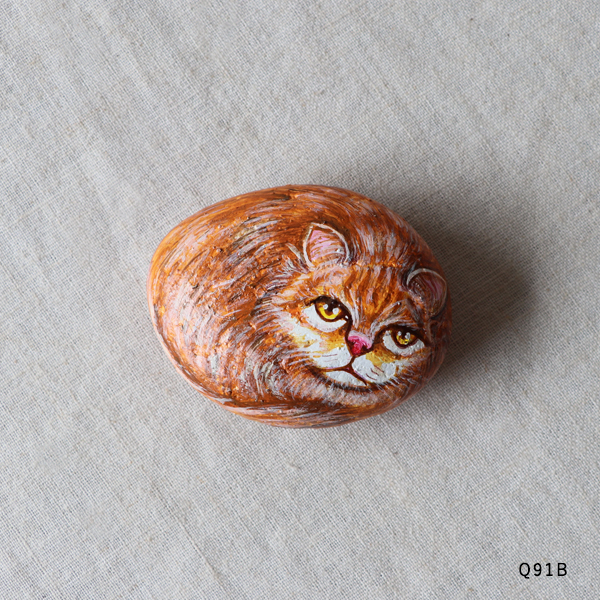 １０００円からスタート　anvai手描き石　ころんと手のり猫 　ストーンアート ねこ ネコ インテリア 雑貨 　マッサージする猫　Q91B_画像2