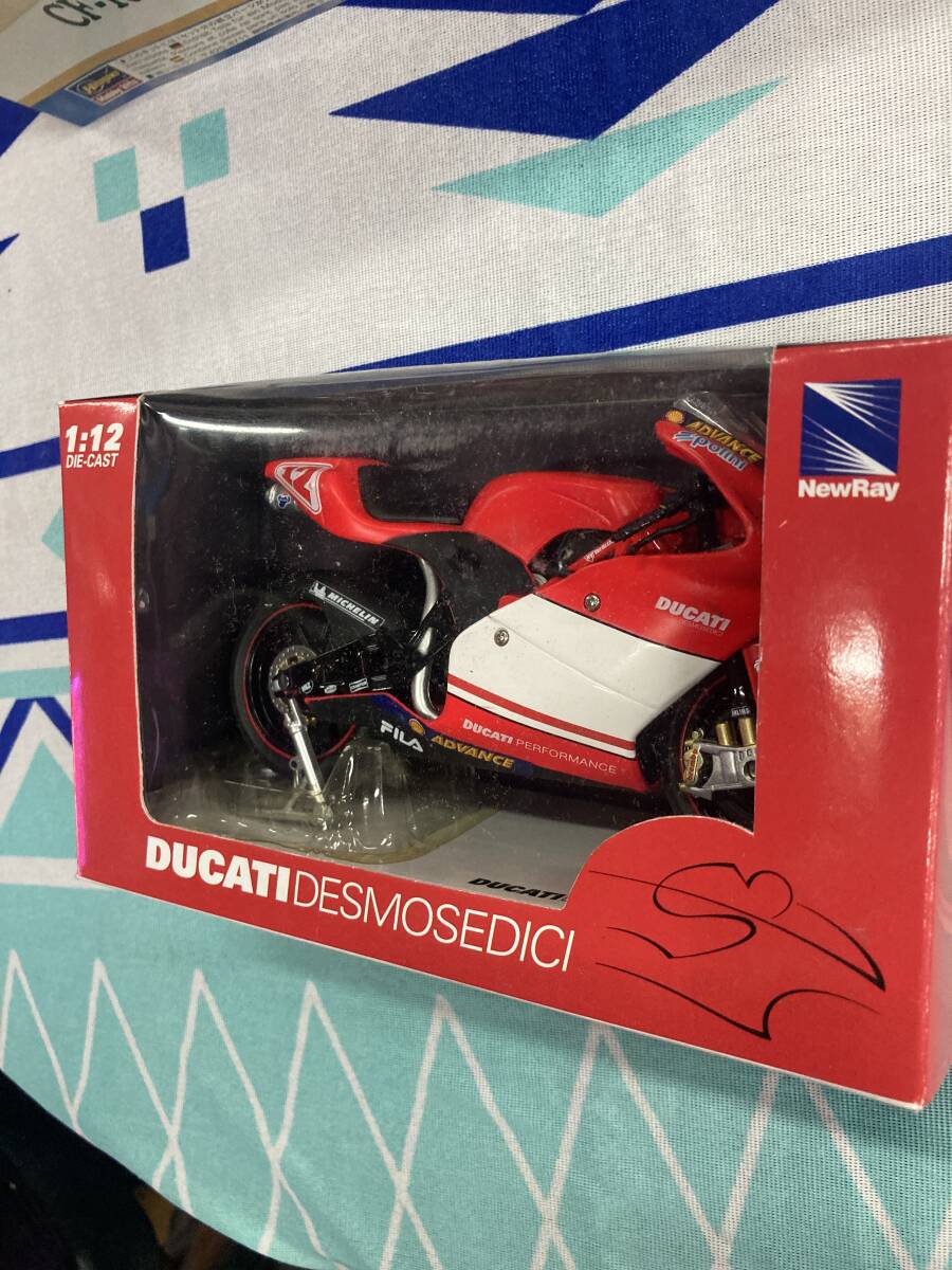 ニューレイ 1/12 ドゥカティ デスモセディッチ トロイ ベイリス ＃12 DUCATI DESMOSEDICI New Ray TroyBeyliss_画像2