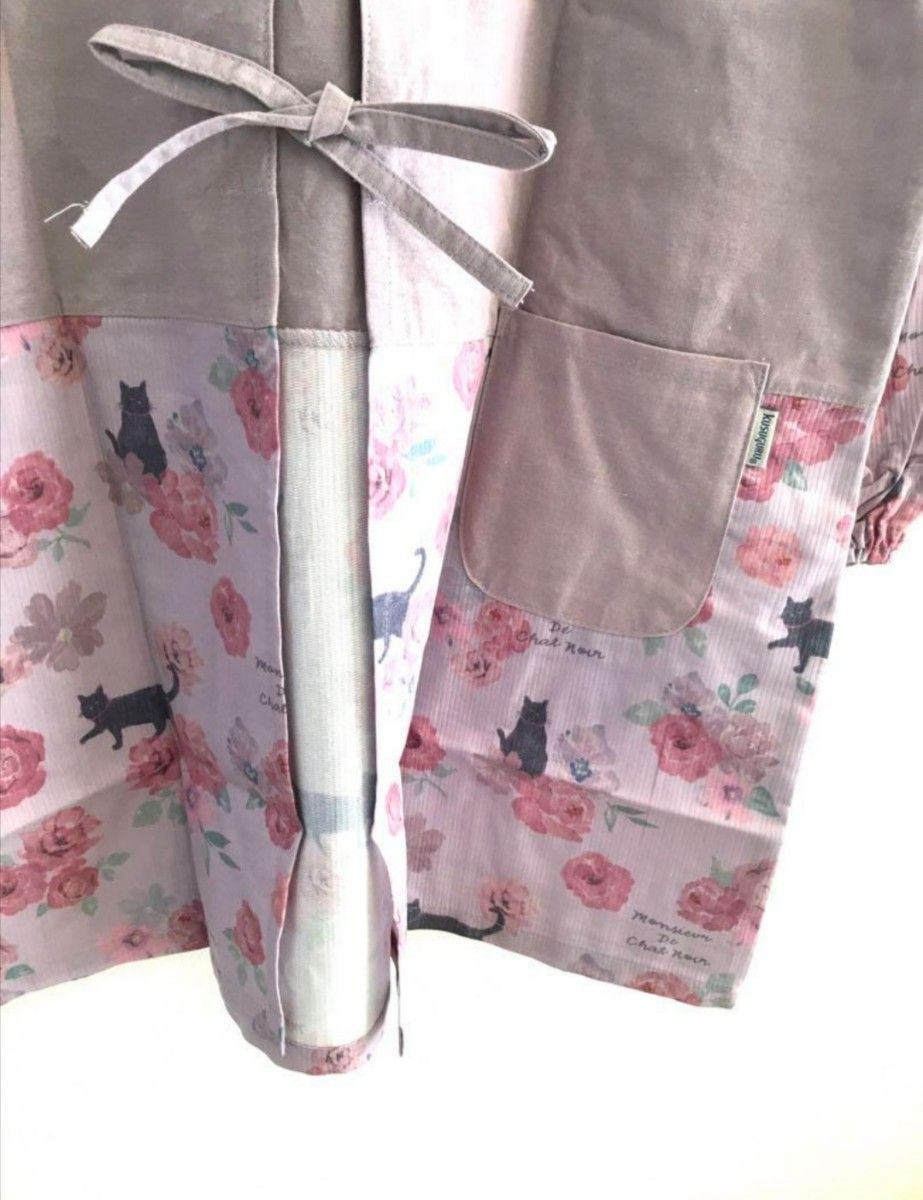新品　割烹着　花柄　ピンク　おしゃれ　かわいい　クスグルジャパン　保育士　刺繍　ネコ　猫　ねこ　ローズ　クロネコムッシュくん
