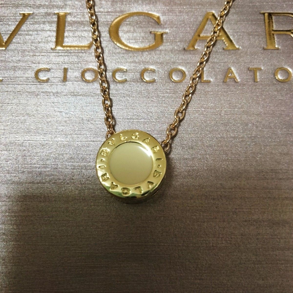 【正規ブルガリ】【BVLGARI】★ブルガリフルロゴチャームネックレス★WHITE×GOLD★チェーンプレゼント♪☆上品☆高級感