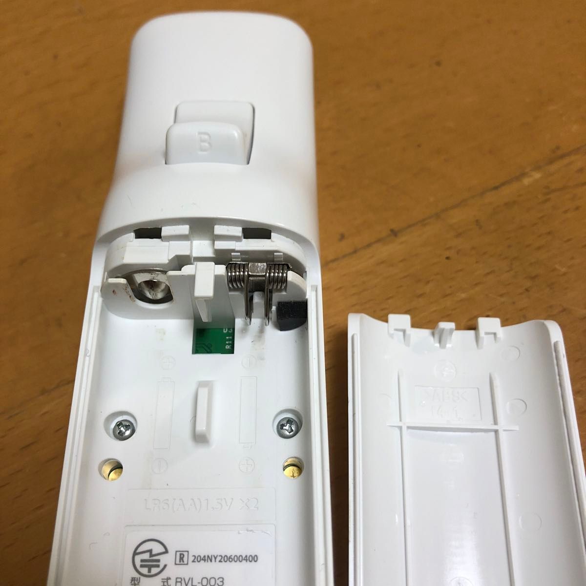  【匿名　送料無料】家庭用ゲーム機　任天堂Wiiリモコン382-5