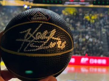 ke-re pig -z ski player autograph ball Gunma k rain Thunder zKALEB TARCZEWSKI. number 25