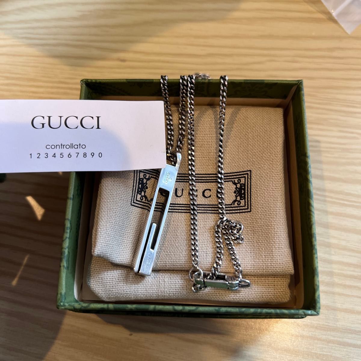 GUCCIのメンズネックレスです。素材はシルバー。