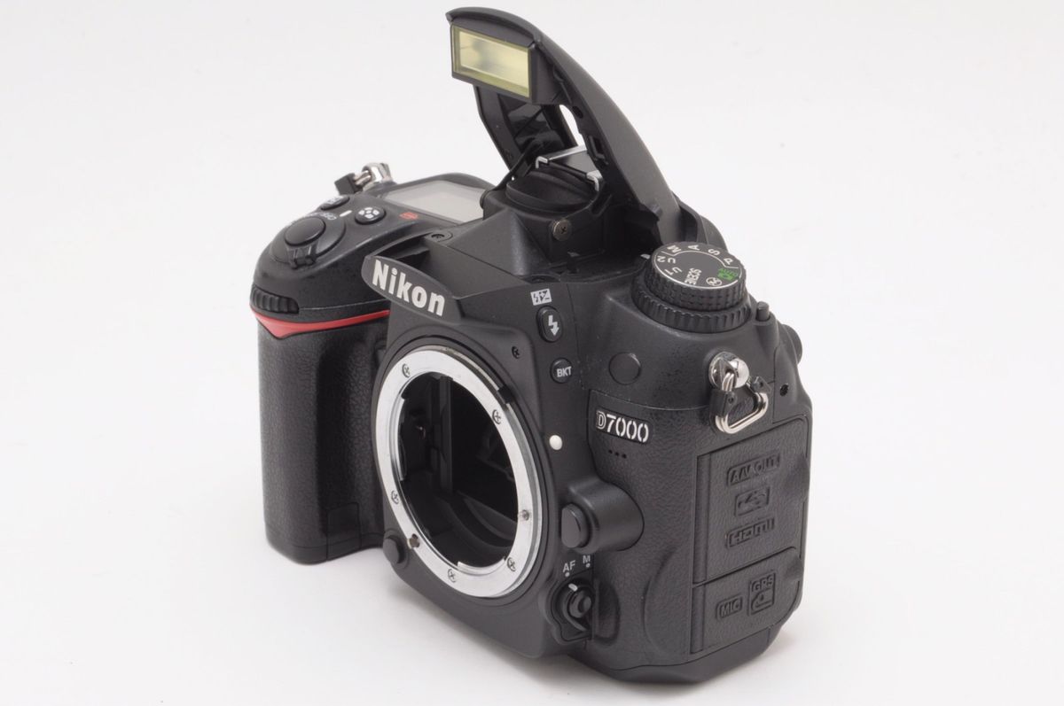 良品 Nikon ニコン D7000 ダブルズームレンズセット SDカード32ｷﾞｶﾞ.おまけ付 デジタル一眼レフ