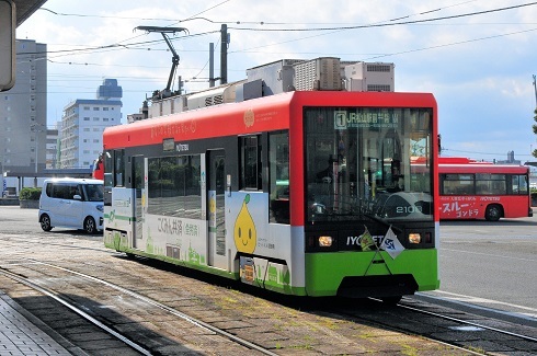 デジ画像２コマ　四国の路面電車　伊予鉄道　単車型超低床車　モハ２１００形_画像1