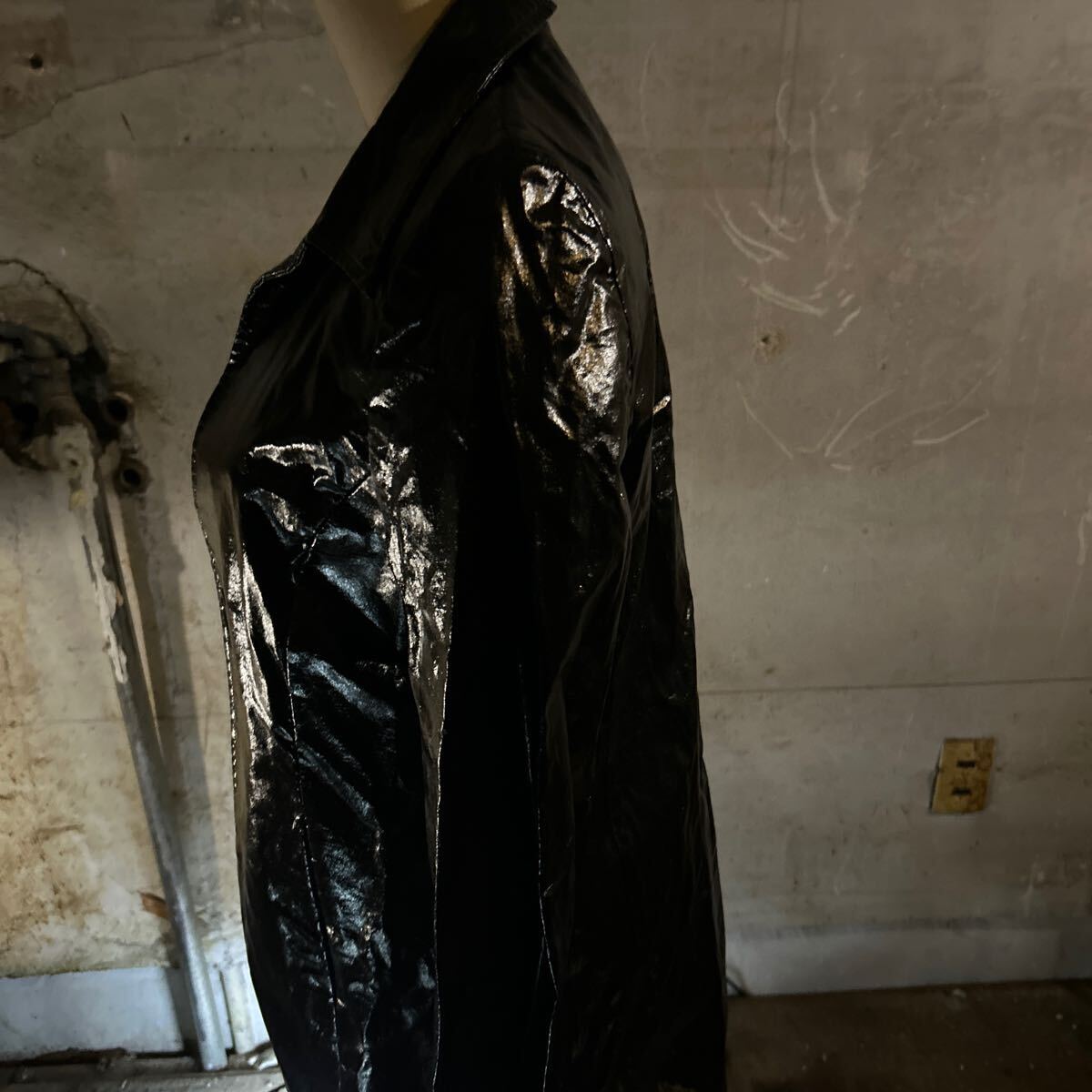 良品・９０年代ビンテージ・コムデ・ギャルソン・トリコの黒のモード感のある・コーティング素材のコート_画像4