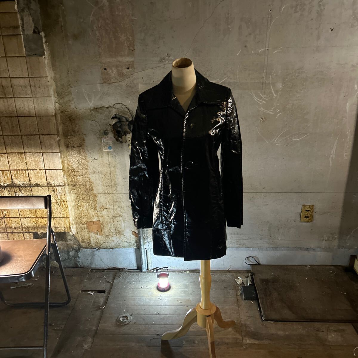 良品・９０年代ビンテージ・コムデ・ギャルソン・トリコの黒のモード感のある・コーティング素材のコート_画像1