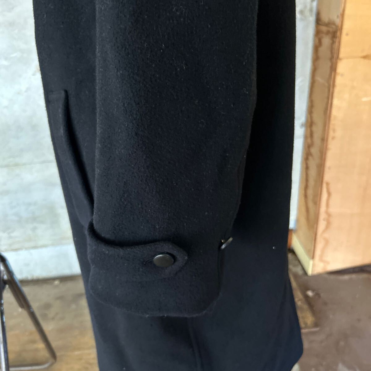 激レア・１９８４年度・ＡＷ・コムデ・ギャルソン・オム・プリュスの黒のウール素材の皮ボタンの定番デザインのロングチェスターコート _画像5
