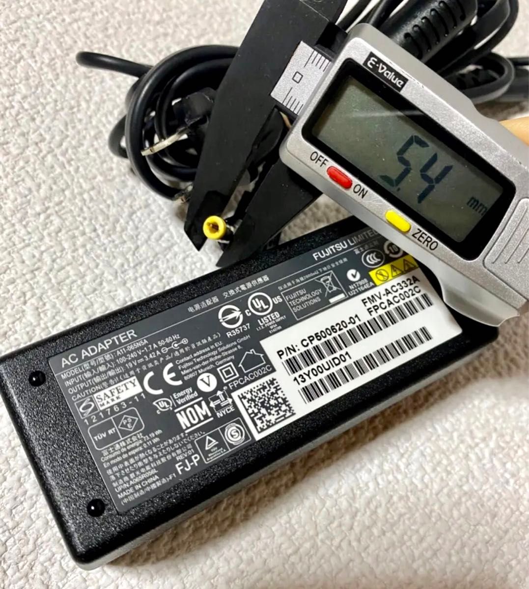 ☆送料込☆中古純正品富士通FUJITSUのACアダプター19V  3.42A