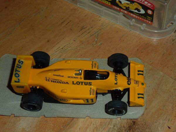 ロータスコレクション　サントリー コーヒー ボス 1987 Team Lotus 99T フォーミュラカーダイキャストプルバック_画像6