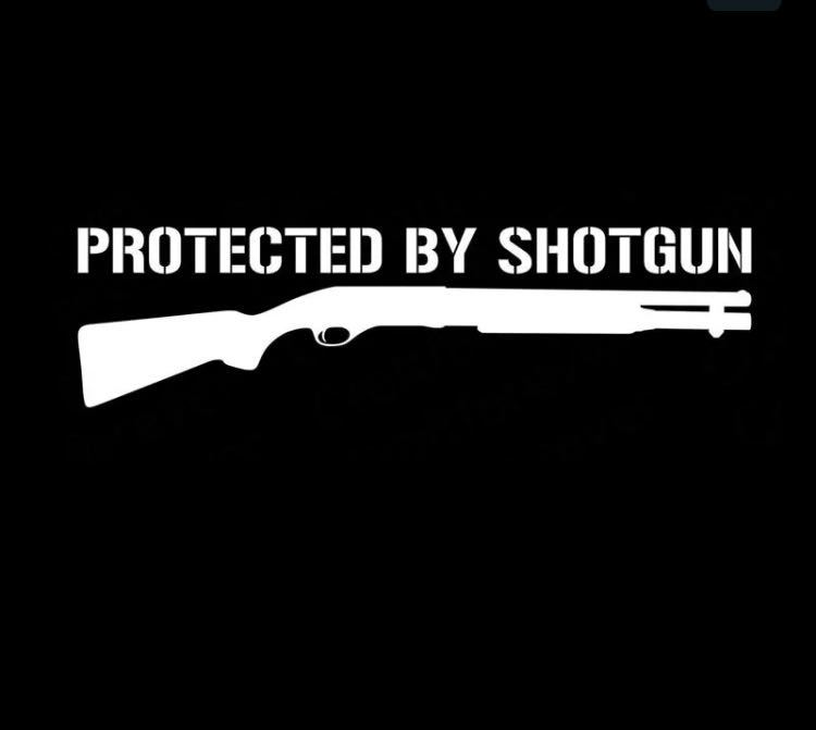 Protectd by Shotgun】白: デカール/カッティングステッカー: 15x4cm: 狩猟 射撃 シューティング ハンティング 散弾銃 ショットガン_画像1