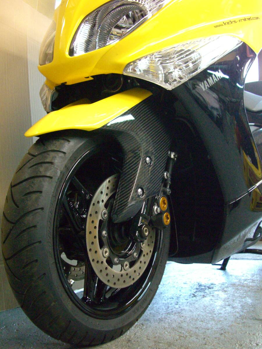 MOTO SERVICE MAC製 TMAX(SJ08J)用 KICKS Xrated フロントフェンダー　T-MAX_フロントフェンダー装着例