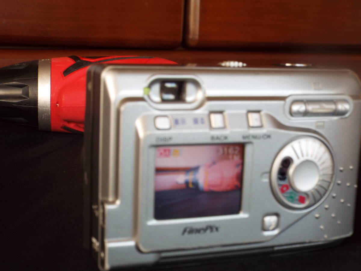 富士コンバクトデジタルカメラ　FINEPIX A203 作動品　単3乾電池_画像2
