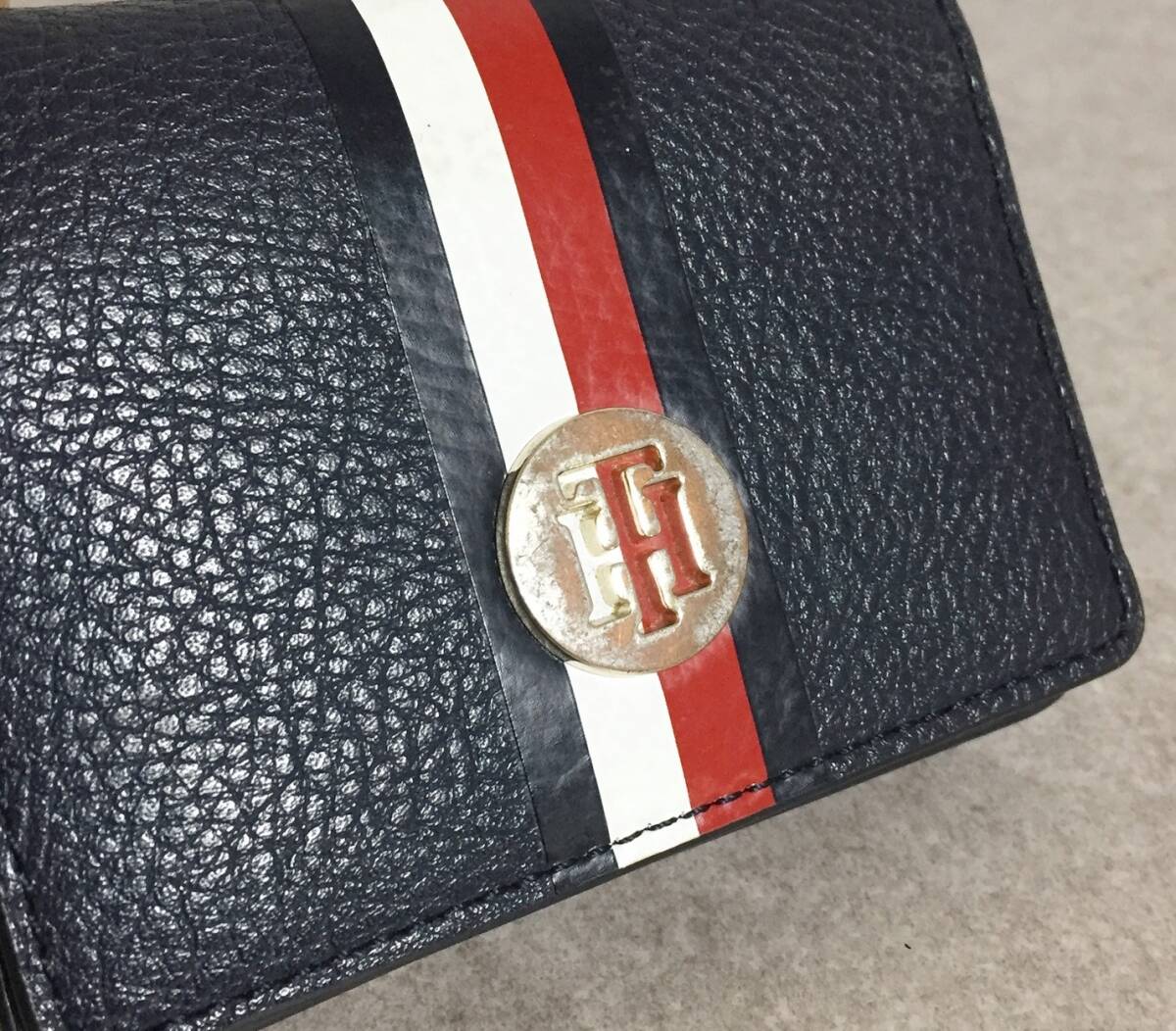 No120 Tommy Hilfiger トミー ヒルフィガー 本革 レザー 二つ折り財布 小銭入れ　カードケース ウォレット_画像6