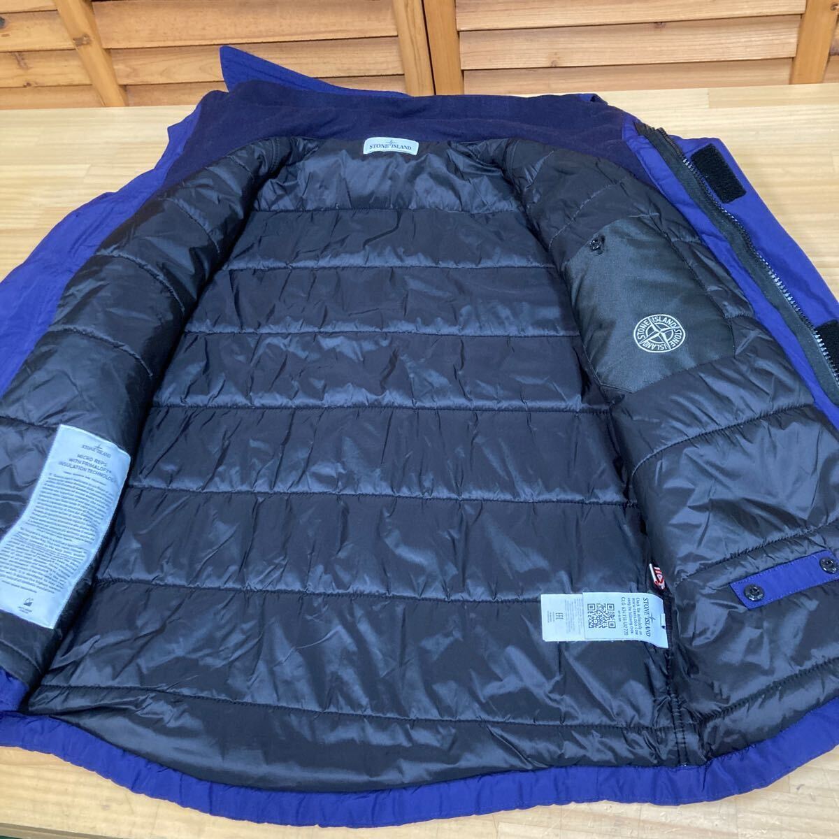 N 014【Stone Island ストーンアイランド】691541726 MICRO REPS PRIMALOFT マイクロレップス プリマロフト フーデッドブルゾン 紺 36_画像7